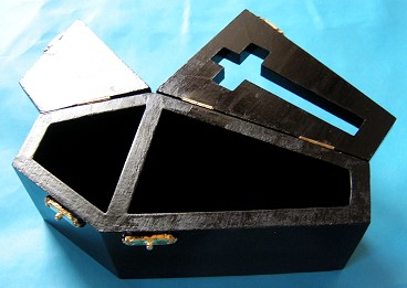 黒棺桶開く